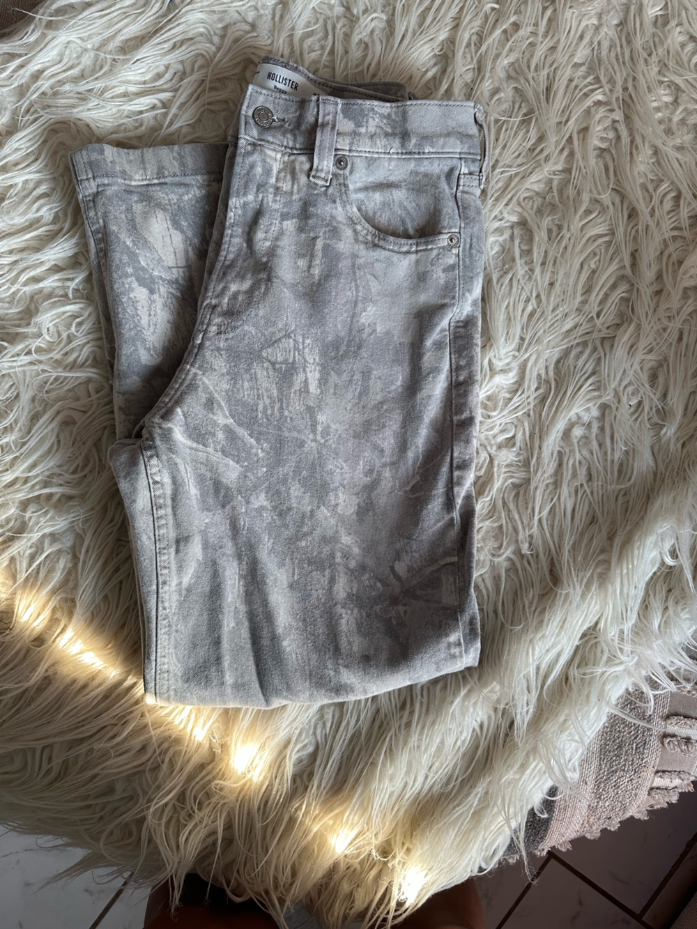 Hollister High-Rise Jeans in Light Gray Mineral Wash